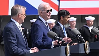 El primer ministro de Reino Unido, Rishi Sunak (derecha), junto con el presidente de EE.UU., Joe Biden, y el primer ministro de Australia, Anthony Albanese (izquierda).