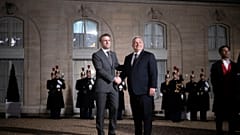 A Miniszterelnöki Sajtóiroda által közreadott képen Emmanuel Macron francia köztársasági elnök (b) fogadja Orbán Viktor miniszterelnököt az Elysée-palota udvarán 
