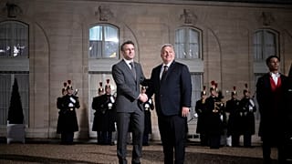 A Miniszterelnöki Sajtóiroda által közreadott képen Emmanuel Macron francia köztársasági elnök (b) fogadja Orbán Viktor miniszterelnököt az Elysée-palota udvarán