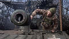 Украинский десантник готовит самоходную гаубицу 2s1 к стрельбе по российским позициям близ Бахмута