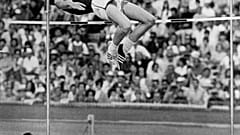 Dick Fosbury e il suo "salto dorsale", con cui dall'oro alle Olimpiadi del 1968 ha rivoluzionato la disciplina del salto in alto