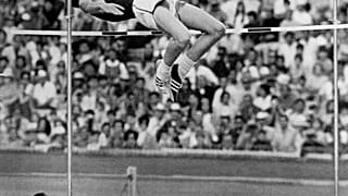 Dick Fosbury e il suo "salto dorsale", con cui dall'oro alle Olimpiadi del 1968 ha rivoluzionato la disciplina del salto in alto