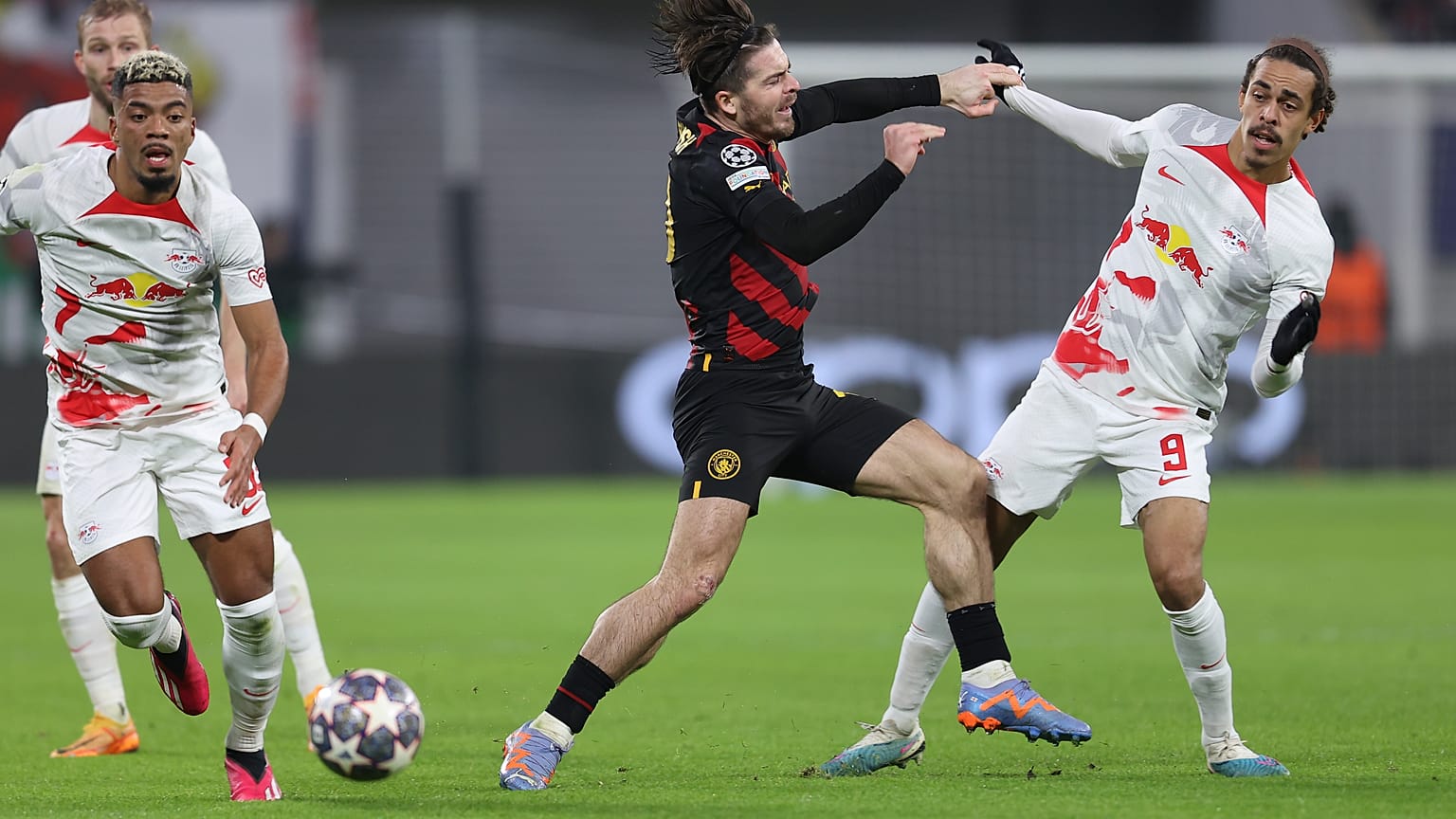 ManchestersJack Grealish setzte sich im Hinspiel mit dem Leipziger Yussuf Poulsen auseinander