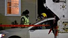 Двое пожилых людей погибли в результате наезда пикапа, на месте происшествия выставлено оцепление. Амки, Квебек, Канада, 13 марта 2023 года.