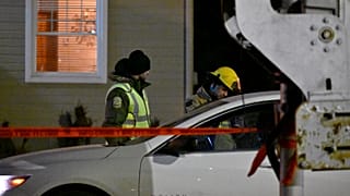 Двое пожилых людей погибли в результате наезда пикапа, на месте происшествия выставлено оцепление. Амки, Квебек, Канада, 13 марта 2023 года.