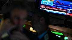 Η ανακοίνωση των επιτοκίων της Ομοσπονδιακής Τράπεζας των ΗΠΑ εμφανίζεται στο χώρο του Χρηματιστηρίου της Νέας Υόρκης στη Νέα Υόρκη την 1η Φεβρουαρίου 2023.