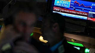 Η ανακοίνωση των επιτοκίων της Ομοσπονδιακής Τράπεζας των ΗΠΑ εμφανίζεται στο χώρο του Χρηματιστηρίου της Νέας Υόρκης στη Νέα Υόρκη την 1η Φεβρουαρίου 2023.