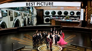 فريق فيلم "Everything Everywhere All at Once" يحصل على جائزة أفضل صورة في حفل توزيع جوائز الأوسكا، 12 مارس 2023 ،