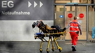 Beteget hoznak egy frankfurti kórházba - képünk illusztráció
