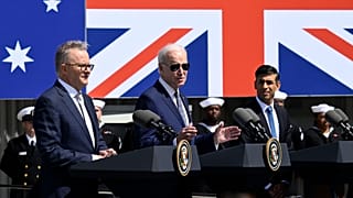 به ترتیب از سمت راست: رهبران کشورهای بریتانیا، ایالات متحده آمریکا، و استرالیا در پایگاه دریایی در سن دیگو به تاریخ ۱۳ مارس ۲۰۲۳.