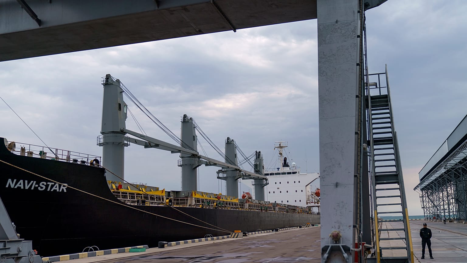 Frachtschiff im Hafen von Odessa