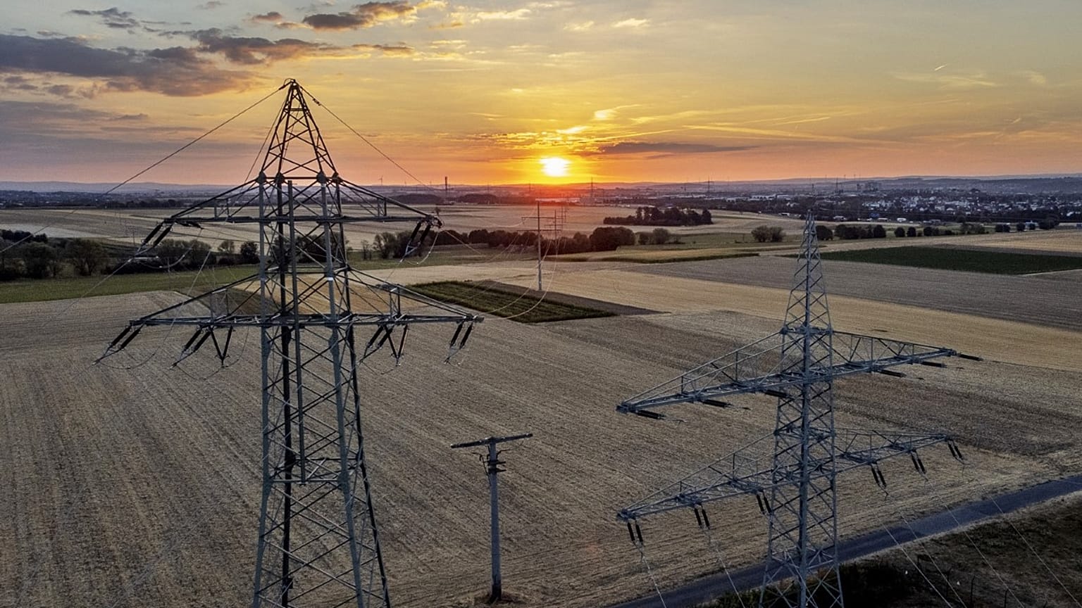 A Comissão Europeia quer apostar mais na energia renovável para fazer baixar os preços da eletricidade