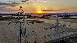 A Comissão Europeia quer apostar mais na energia renovável para fazer baixar os preços da eletricidade