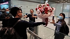 Blumen für Besucherinen am Pekinger Flughafen