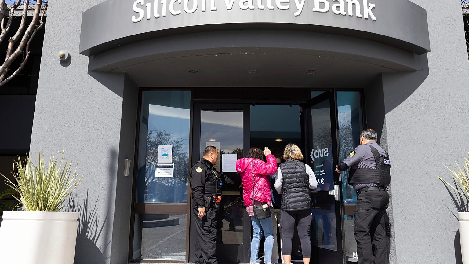 Silicon Valley Bank (SVB)  в Санта-Кларе (Калифорния), куда клиенты пришли, чтобы снять деньги,  13 марта 2023 года.