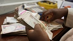 Lagos'ta bir döviz bürosunda Nijerya nairası sayan bir görevli