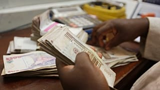 Lagos'ta bir döviz bürosunda Nijerya nairası sayan bir görevli
