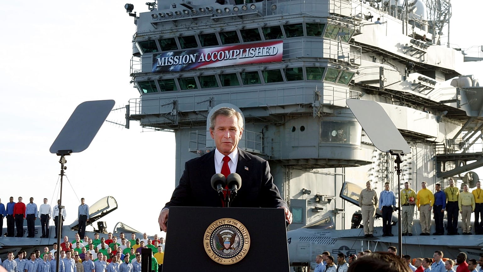 El Presidente George W. Bush habla a bordo del portaaviones USS Abraham Lincoln, frente a la costa de California, el 1 de mayo de 2003. 