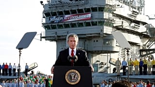 Le président George W. Bush s'exprime à bord du porte-avions USS Abraham Lincoln au large de la Californie, le 1er mai 2003.