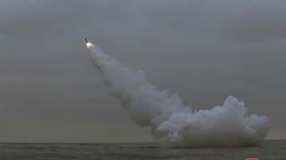 تُظهر هذه الصورة التي قدمتها حكومة كوريا الشمالية اطلاق صاروخ كروز من غواصة قبالة الساحل الشرقي لكوريا الشمالية، 12 مارس 2023