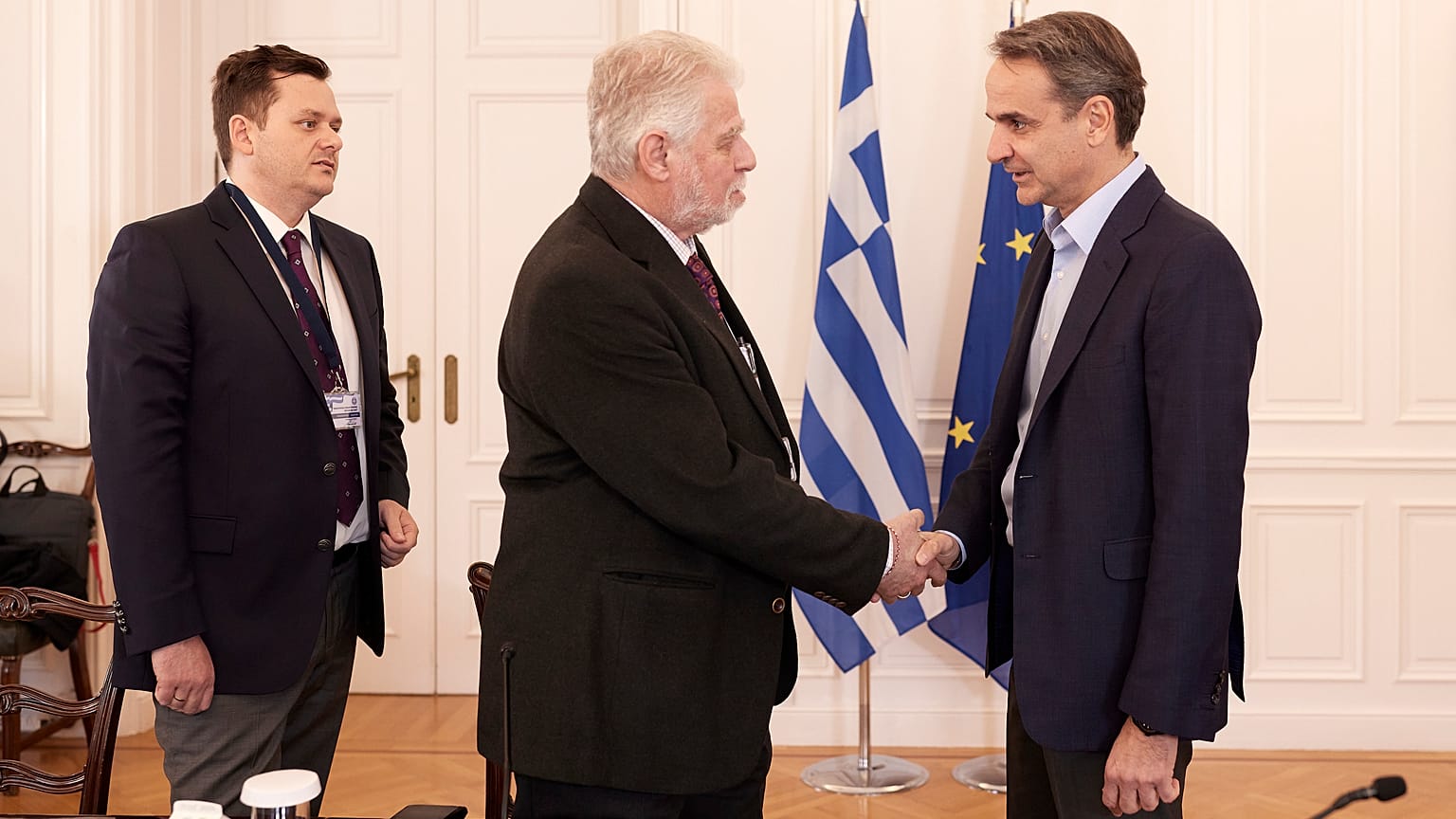  Ο πρωθυπουργός Κυριάκος Μητσοτάκης υποδέχεται τον σύμβουλο διοίκησης του ΟΣΕ, Παναγιώτη Τερεζάκη, στη σύσκεψη για την επανεκκίνηση των σιδηροδρόμων,