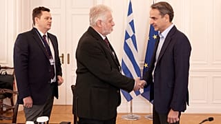  Ο πρωθυπουργός Κυριάκος Μητσοτάκης υποδέχεται τον σύμβουλο διοίκησης του ΟΣΕ, Παναγιώτη Τερεζάκη, στη σύσκεψη για την επανεκκίνηση των σιδηροδρόμων,