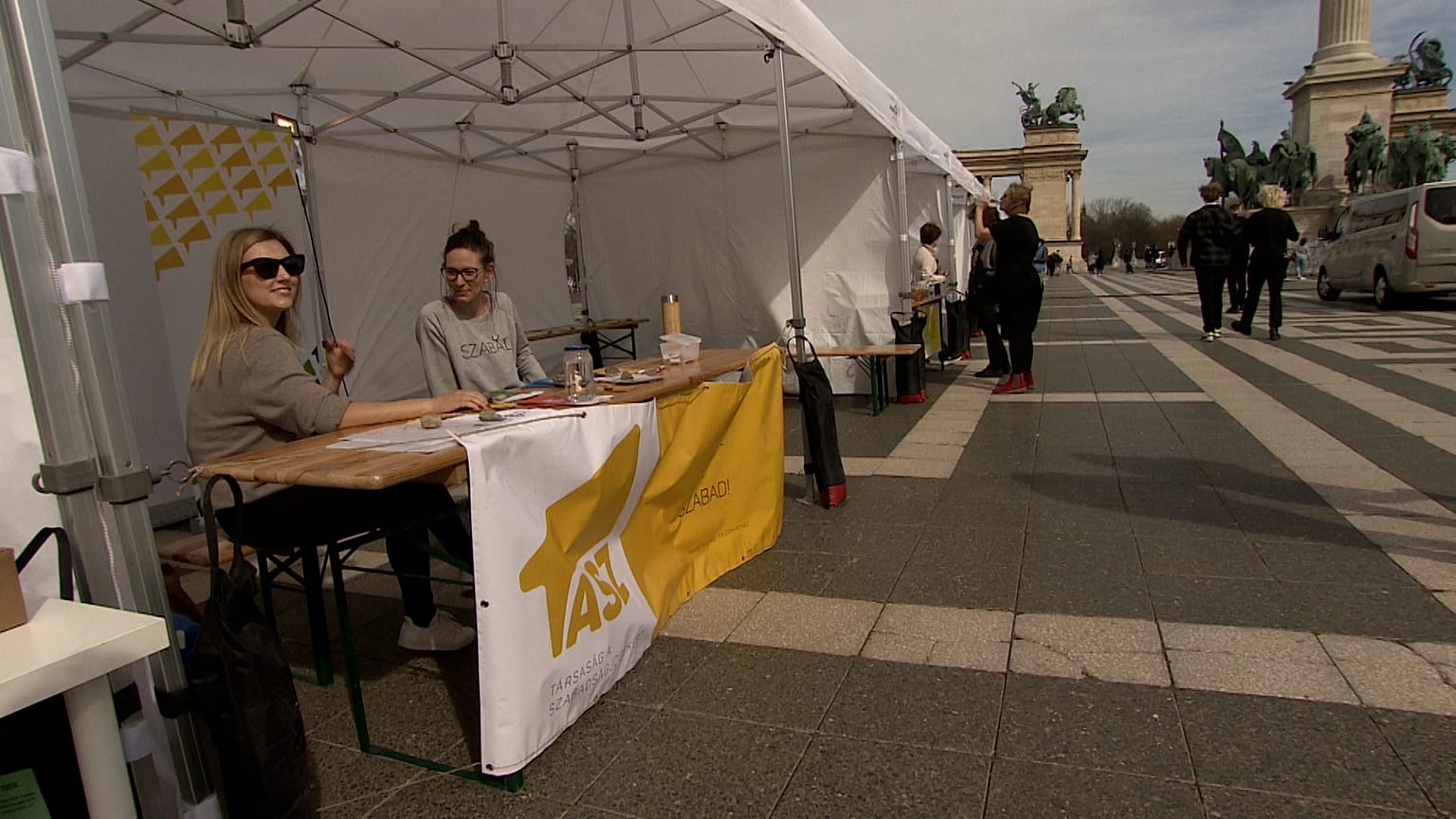 A TASZ munkatársai a Hősök terén