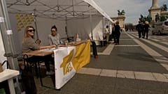 A TASZ munkatársai a Hősök terén