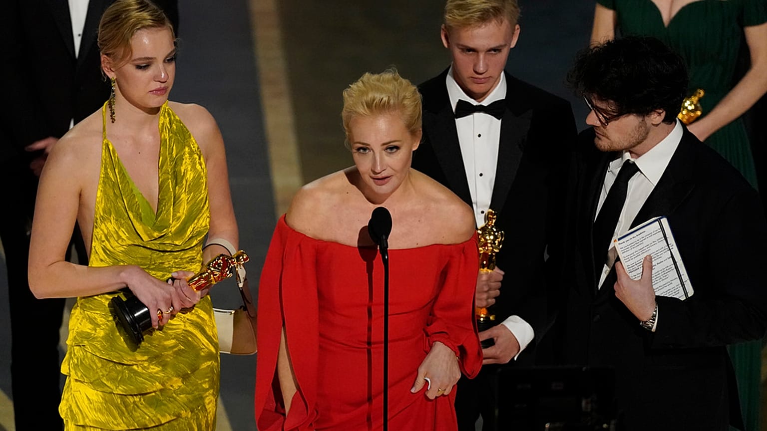 Navalnij felesége és két gyermeke az Oscar-díj átadásán a film rendezőjével, Daniel Roher-rel