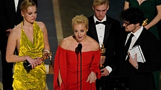 Navalnij felesége és két gyermeke az Oscar-díj átadásán a film rendezőjével, Daniel Roher-rel
