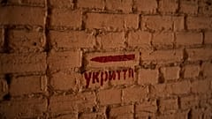 Επιγραφή στο Κίεβο που λέει «προς καταφύγιο»