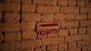 Επιγραφή στο Κίεβο που λέει «προς καταφύγιο»