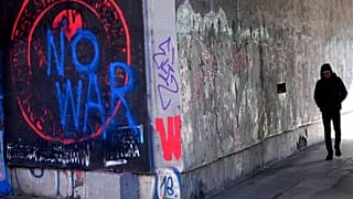 Das Logo der russischen Wagner-Gruppe mit der Aufschrift "No War"