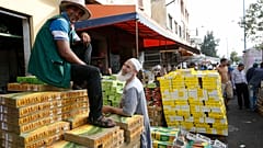 بائع تمور في الدار البيضاء بالمغرب