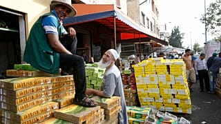 بائع تمور في الدار البيضاء بالمغرب