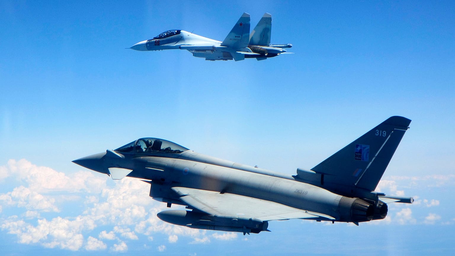Flugzeuge vom Typ Typhoon und Su-30
