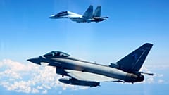 Flugzeuge vom Typ Typhoon und Su-30