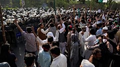 أنصار حزب رئيس الوزراء السابق عمران خان يتشاجرون مع ضباط شرطة مكافحة الشغب خارج منزل خان في لاهور. 2023/03/14
