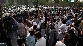 أنصار حزب رئيس الوزراء السابق عمران خان يتشاجرون مع ضباط شرطة مكافحة الشغب خارج منزل خان في لاهور. 2023/03/14
