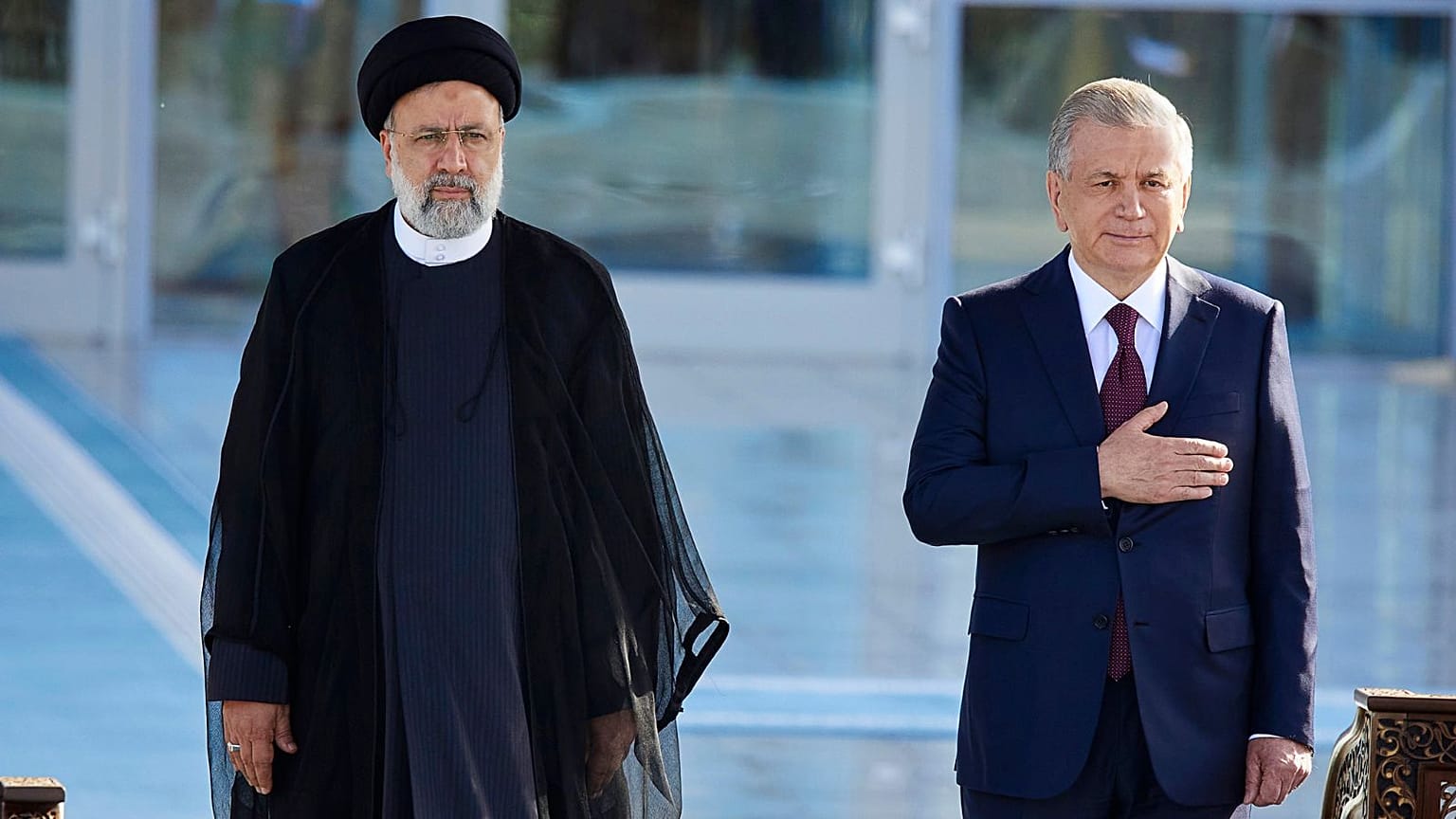 شوکت میرضیایف، رئیس جمهوری ازبکستان در کنار ابراهیم رئیسی، رئیس جمهوری ایران