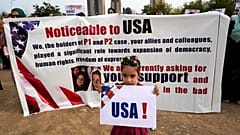 اعتراض مهاجران افغان در مقابل سفارت آمریکا در پاکستان به دلیل تعلل در بررسی مدارک پناهجویان توسط مقامات آمریکایی. عکس به تاریخ ۲۶ فوریه ۲۰۲۳.