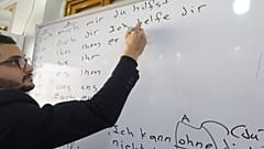عمر فتوح يقوم  بتدريس فصل اللغة الألمانية في دمشق، سوريا-24 يناير 2023.