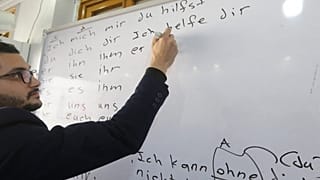 عمر فتوح يقوم  بتدريس فصل اللغة الألمانية في دمشق، سوريا-24 يناير 2023.