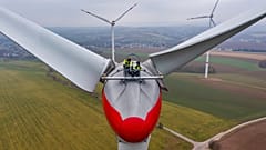 Arbeit auf der Spitze einer Windturbine