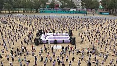 نساء يتدربن كيفية الدفاع عن أنفسهن 