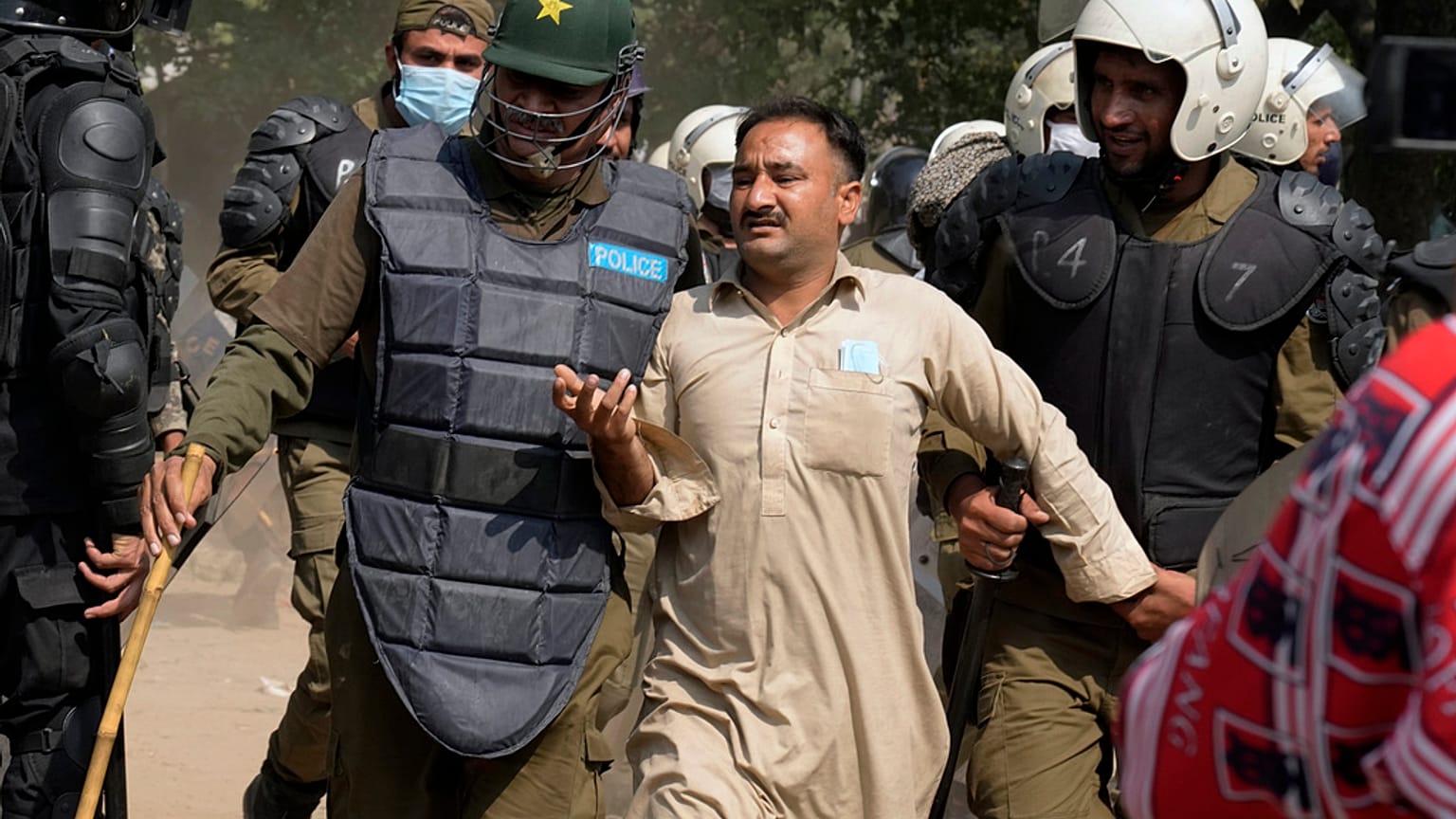 Pakistan'da Han destekçileri ve polis arasında çatışmalar sürüyor