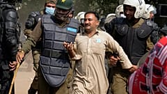 Pakistan'da Han destekçileri ve polis arasında çatışmalar sürüyor