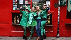 Cuatro personas celebran el Día de San Patricio.