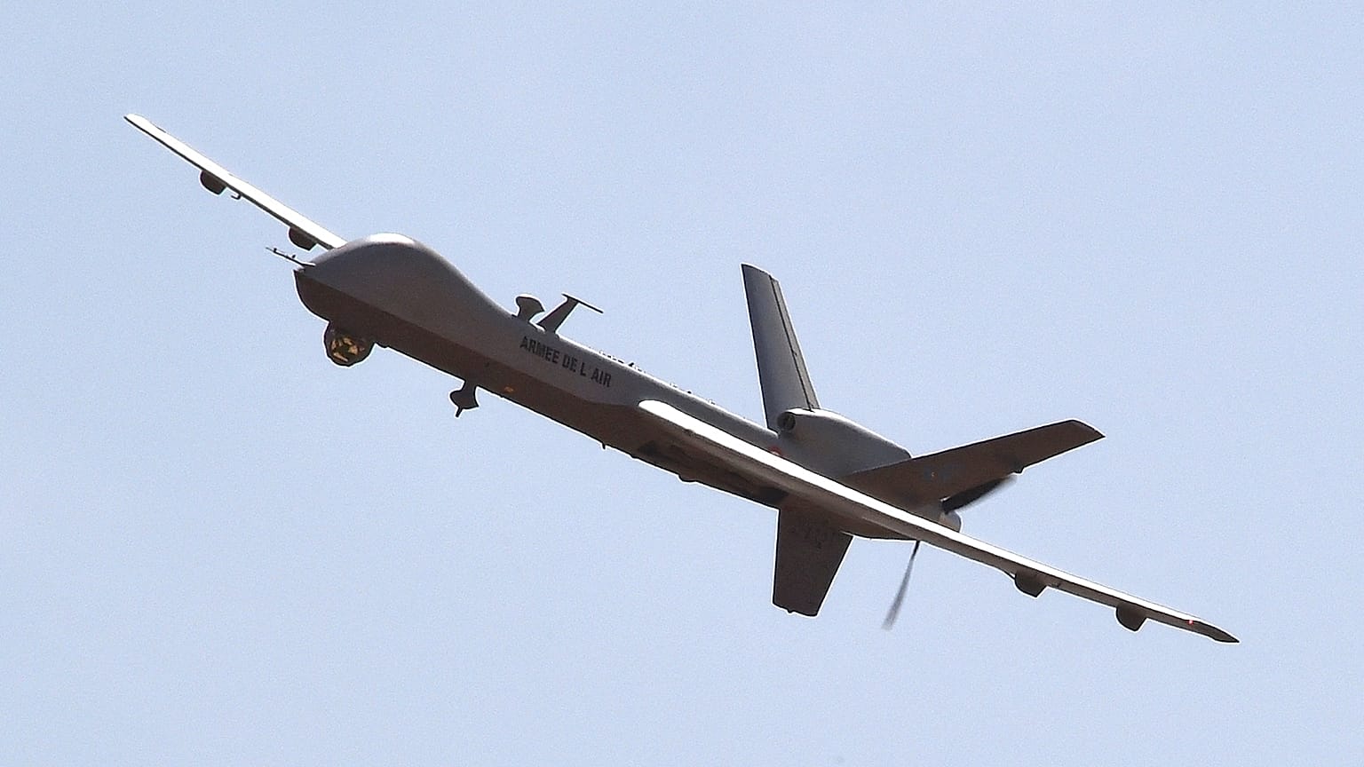 Un dron Reaper de fabricación estadounidense, que forma parte del destacamento de la operación Barkhane, sobrevuela el aeropuerto militar nigeriano Diori Hamani, en 2015.