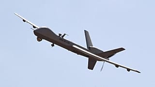 Un drone américain Reaper faisant partie du détachement aérien de l'opération Barkhane survole l'aéroport militaire nigérian Diori Hamani en 2015